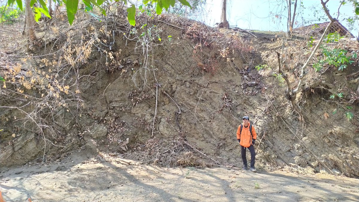 Yaa, bisa saja kita diibaratkan seperti sumbu antiklin ini, berdekatan namun berbeda arah.