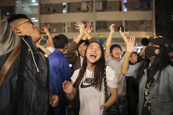 Encore une excellente nouvelle : Hong Kong élections: le camp « pro-démocratie » l’emporte dans 17 des 18 circonscriptions !