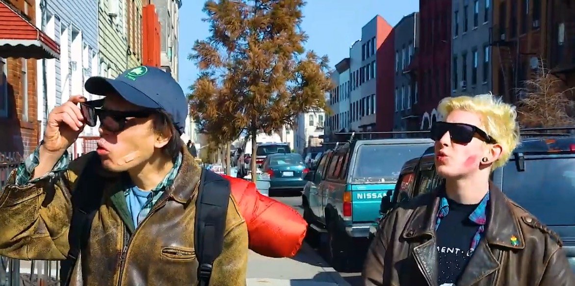 CLASH (@clashmagazine) on Twitter photo WATCH: <a href="/jeffreylewisand/">Jeffrey Lewis</a>'s neat new video hits the streets of New York, while featuring a neat reference to his favourite John Carpenter film...
clashmusic.com/videos/jeffrey… WATCH: <a href="/jeffreylewisand/">Jeffrey Lewis</a>'s neat new video hits the streets of New York, while featuring a neat reference to his favourite John Carpenter film...
clashmusic.com/videos/jeffrey…