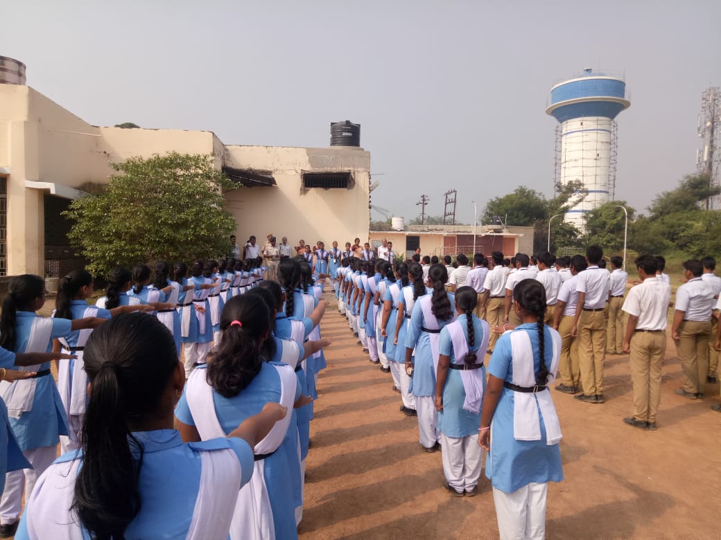cpbbsrctc's tweet photo. Pledge administered to the students of Govt. High School, VSS Nagar, Bhubaneswar by Shri Anil Mishra, ACP, Zone-V, Bhubaneswar.
#IPledgeToFollowTrafficRules
@CMO_Odisha @SarangiSudhansu @sagarika_nath @odisha_police https://t.co/NjQZHcNTIJ