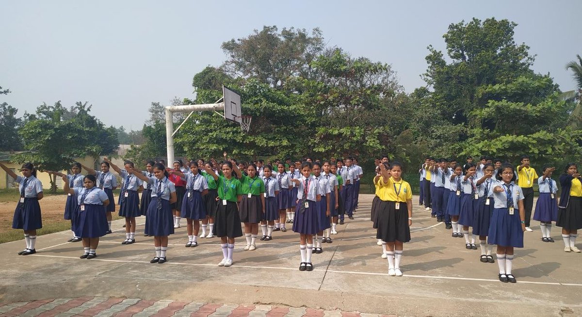 cpbbsrctc's tweet photo. Pledge administered to the students of Ruchika School, Unit-6, Bhubaneswar by Shri Sudhakar Mishra, Addl.DCP, Provisioning, CP Hqrs. Bhubaneswar.
#IPledgeToFollowTrafficRules
@CMO_Odisha @SarangiSudhansu @sagarika_nath @odisha_police https://t.co/EwFF9K6Lb7