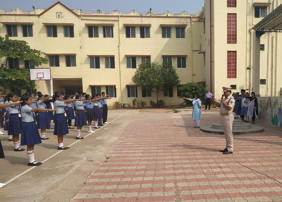 cpbbsrctc's tweet photo. Pledge administered to the students of Ruchika School, Unit-6, Bhubaneswar by Shri Sudhakar Mishra, Addl.DCP, Provisioning, CP Hqrs. Bhubaneswar.
#IPledgeToFollowTrafficRules
@CMO_Odisha @SarangiSudhansu @sagarika_nath @odisha_police https://t.co/EwFF9K6Lb7