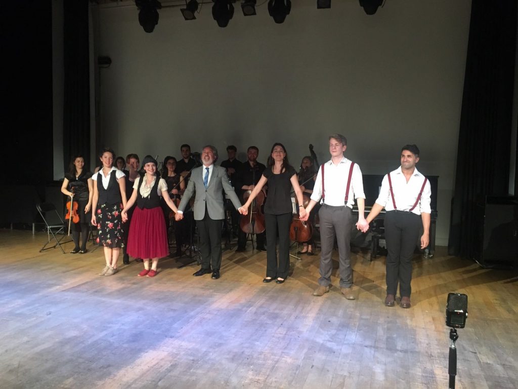 GalegoEnLondres's tweet photo. Hai 2 anos o alumnado de @GalegoEnLondres foi á estrea en Londres da ópera O Arame e conversamos no @Canada_Blanch co seu compositor Juan Duran. 
https://t.co/yTX5Dhl0CO https://t.co/e9QpiLppii
Agora vén de ingresar na RA Galega de Belas Artes ante un público ilustre coma nós https://t.co/5xdje6NHBO