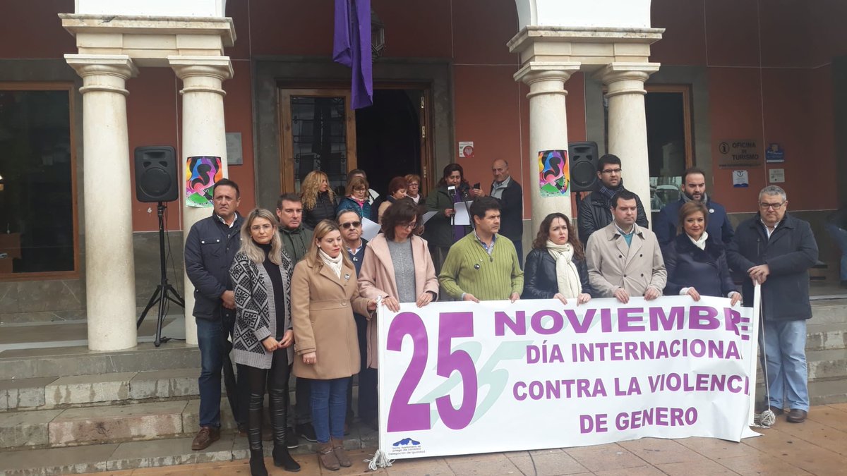 Cs_Priego's tweet photo. 🍊 Hoy nuestra Concejala Encarni Valdivia Barea (@encar04clara) y compañeros de @Cs_Priego han asistido a la concentración y lectura de un manifiesto con motivo del día #contralaviolenciadegenero https://t.co/QsfmcvLYj0