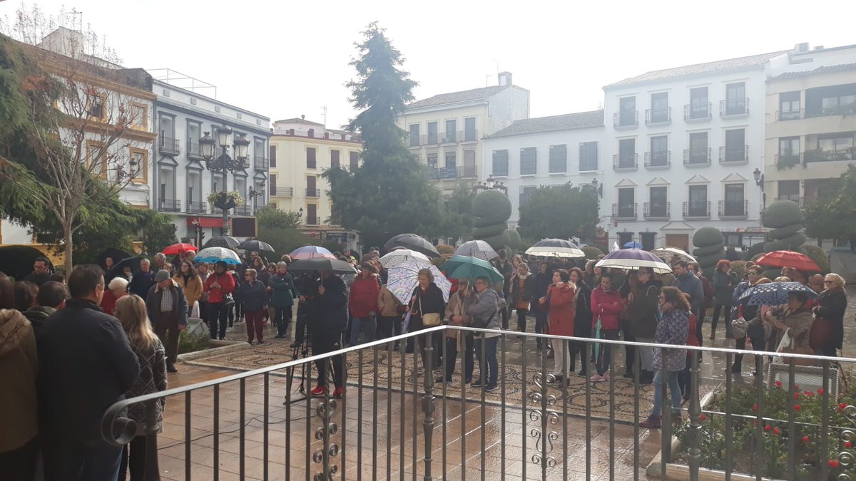 Cs_Priego's tweet photo. 🍊 Hoy nuestra Concejala Encarni Valdivia Barea (@encar04clara) y compañeros de @Cs_Priego han asistido a la concentración y lectura de un manifiesto con motivo del día #contralaviolenciadegenero https://t.co/QsfmcvLYj0