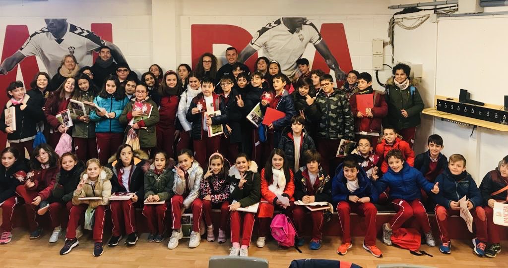 Fundación | Esta mañana los alumnos de quinto de la <a href="/AcademiaCedes/">AcademiaCedes</a> han animado a los nuestros en el entrenamiento y han visitado el Carlos Belmonte 🏟 🙌🏻

Gracias a #KarimAzamoum y #Celia por dejarse entrevistar por nuestros pequeños reporteros 👦🏻 🎤 👧🏾. 

#LocuraporelAlba ⚪️🦇