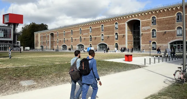 Le service national universel à 1,6 milliard d'euros, cible des syndicats étudiants franceinter.fr/economie/le-se…