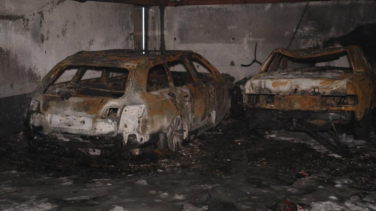 Another photo of the burned out Audi, found 15 minutes after the alarm was raised in a parking garage on Kötzschenbrodaer Straße a few kilometers away, and directly en-route from the the Grünes Gewölbe to the Autobahn.