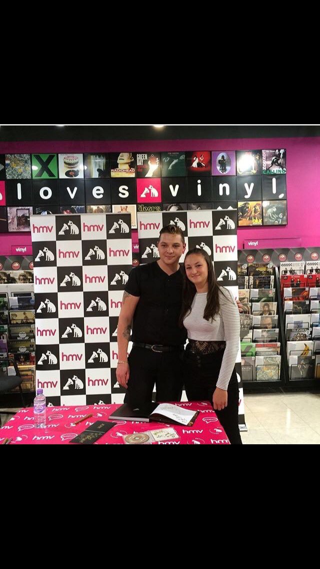 kateratters's tweet photo. 2015 vs 2019 @JohnNewmanMusic  still a legend and as kind as ever I will never forget this #johnnewmanwithoutyoufortopten  #pintsandpasties @ninanesbitt   🎧❤️ https://t.co/tnWUtnIctg