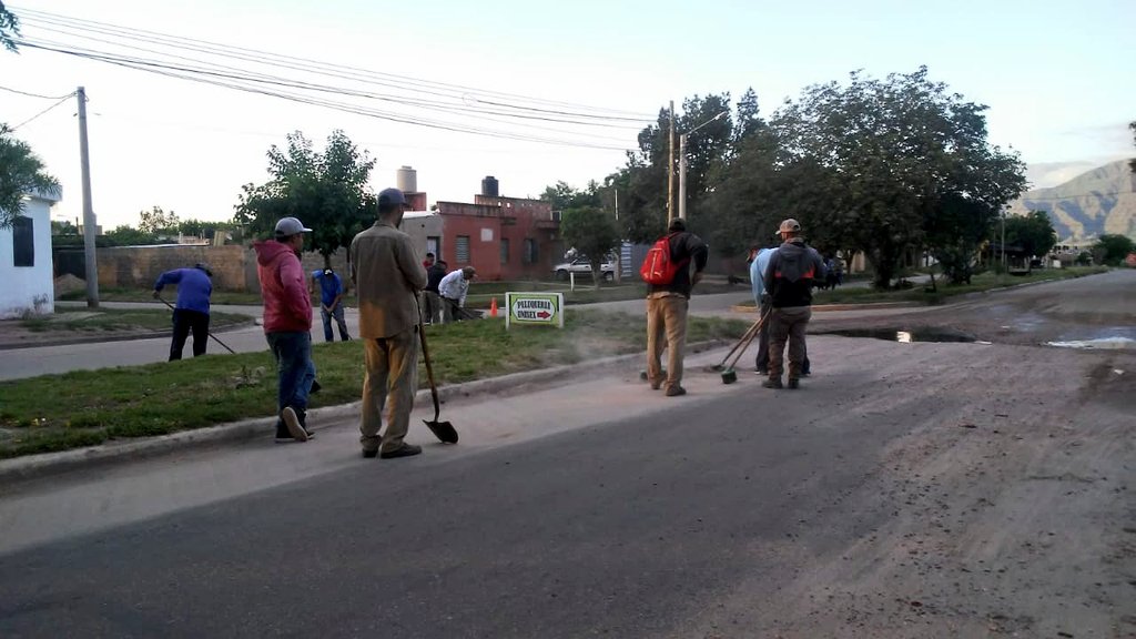 municipalidadlr's tweet photo. Las cuadrillas operativas continúan trabajando en los diferentes sectores, en este caso se realizan tareas de limpieza de los embanques de arena en avenida Homero Coronel Montes en la zona sur. Solicitamos a los vecinos circular con precaución ⚠️ https://t.co/swYnlr8kvd