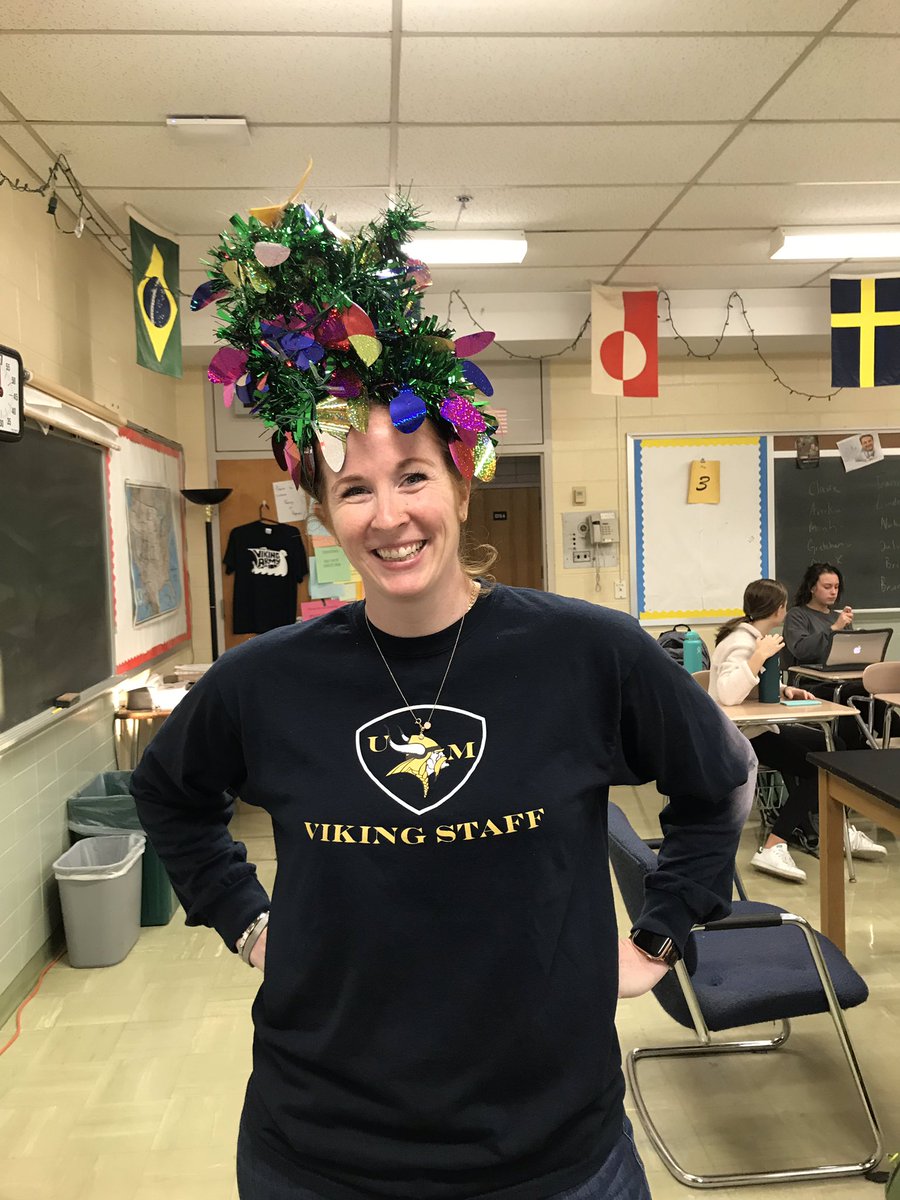 umminithon_'s tweet photo. Be on the lookout for teachers with crazy hair throughout the day! Make sure to bring in money tomorrow to vote for your favorite decorated hair in the library and cafeteria. 1 vote = $1! #ftk https://t.co/vboacOcpQ0