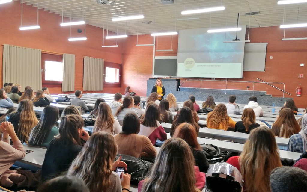 FacSocialsUVEG's tweet photo. A #activitatscomplementàries de #treballsocial #TrabajoSocial i de #RRLLRRHH l'estudiantat ha conegut eixides professionals per quan ixquen al món laboral🙇🏽♂️🙇🏻♀️ https://t.co/sRuj3C0R3v