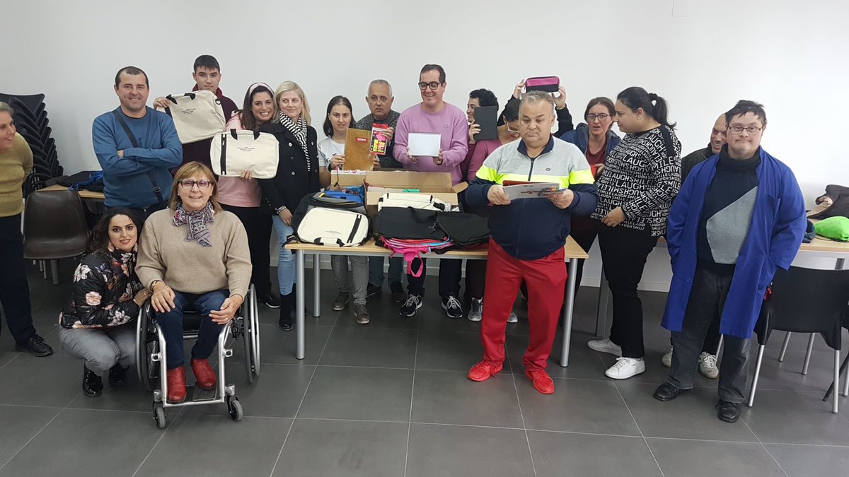nnggorihuelapp's tweet photo. Tras unos meses muy difíciles esta mañana hemos hecho entrega del material escolar que recogimos en nuestra campaña solidaria al Centro Ocupacional Oriol. Esperamos, de corazón, que con nuestra humilde colaboración puedan recobrar la normalidad lo antes posible! https://t.co/J4AK39n0eV