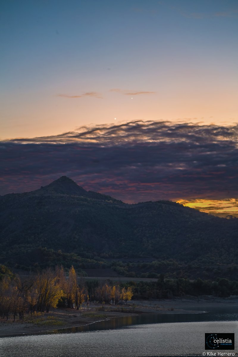 Enxampats! Conjunció de Venus i Júpiter capturada ahir des del #PallarsJussà. Encara es veuran els dos planetes junts durant les properes nits després de la posta de Sol. Venus será cada cop més visible a bocafoscant, i Júpiter ja no tornarà a ser observable fins a la primavera.