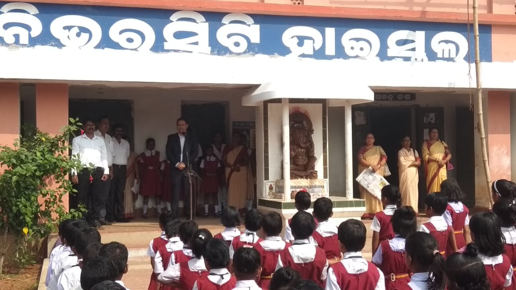 cpbbsrctc's tweet photo. Pledge administered to the students of Utkal University High School, Bhubaneswar by Shri Sanjaya Kumar Singh Addl.CP Bhubaneswar-Cuttack.
#IPledgeToFollowTrafficRules
@CMO_Odisha @SarangiSudhansu @sagarika_nath @odisha_police https://t.co/whfhPQV6yh