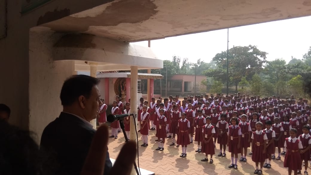 cpbbsrctc's tweet photo. Pledge administered to the students of Utkal University High School, Bhubaneswar by Shri Sanjaya Kumar Singh Addl.CP Bhubaneswar-Cuttack.
#IPledgeToFollowTrafficRules
@CMO_Odisha @SarangiSudhansu @sagarika_nath @odisha_police https://t.co/whfhPQV6yh