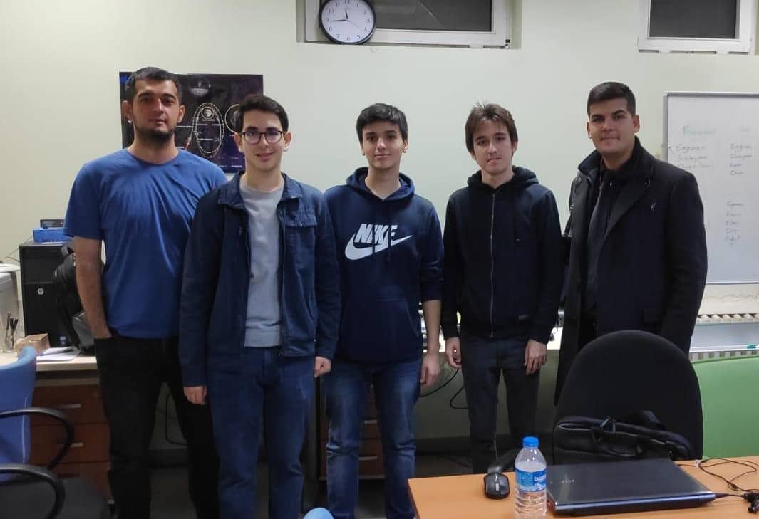 bk_nakkastepe's tweet photo. Türkiye'nin ilk uzay ve havacılık lise takımı @ProjectSat, davet edildiği İTÜ Uydu Tasarım Laboratuvarını ziyaret edip, Türkiye'de CubeSat uydularının üretildiği, uzay şartlarını simüle eden temiz odayı deneyimlediler ve üretecekleri kendi CubeSat uyduları için bilgi topladılar https://t.co/W2YOK6Evy8
