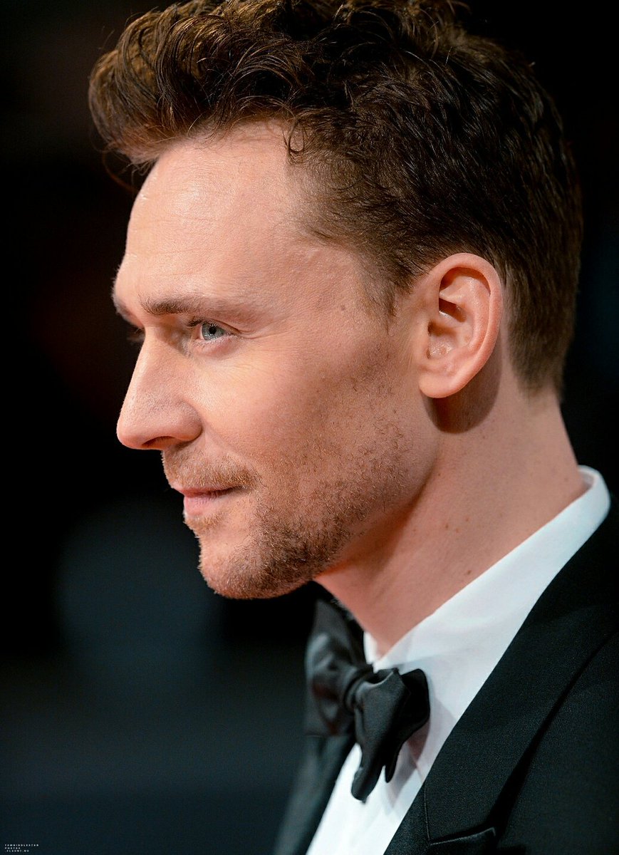 Тонкий нос у мужчины. Том Хиддлстон в профиль. Том Хиддлстон 2023. Tom Hiddleston в профиль. Том Хиддлстон нос.