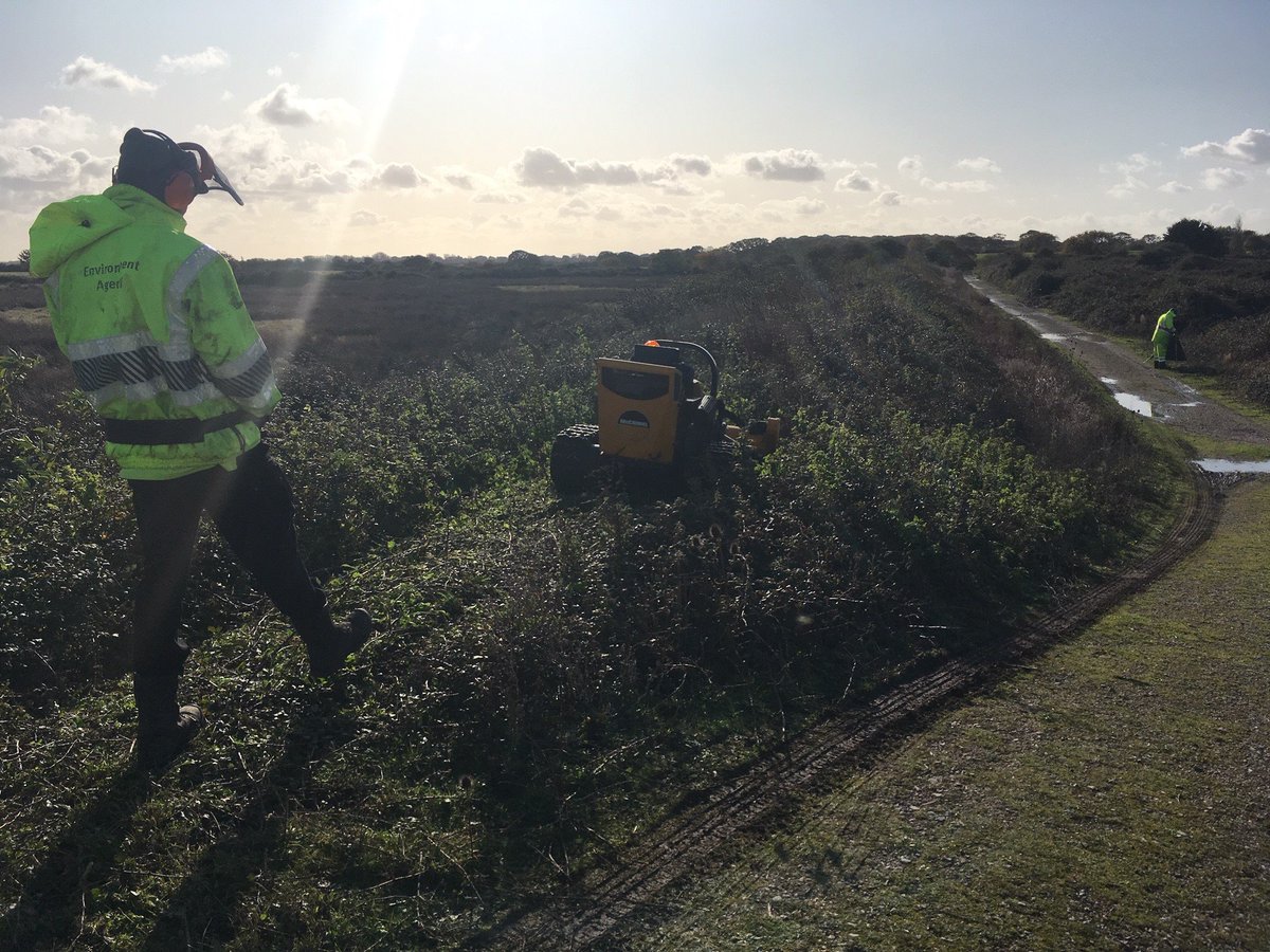 johnoflynnEA's tweet photo. #EastHantsFieldTeam clear vegetation to earth embankments protecting #MillRythe #HaylingIsland.
This is important work to prevent damage and allow our asset inspectors to complete a proper visual condition assessment 🔎👍. #floodaware @HavantBorough @Emsworthandhi @hantsconnect https://t.co/7sWCmn9AOn