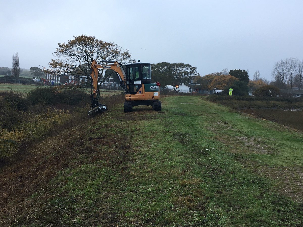 johnoflynnEA's tweet photo. #EastHantsFieldTeam clear vegetation to earth embankments protecting #MillRythe #HaylingIsland.
This is important work to prevent damage and allow our asset inspectors to complete a proper visual condition assessment 🔎👍. #floodaware @HavantBorough @Emsworthandhi @hantsconnect https://t.co/7sWCmn9AOn