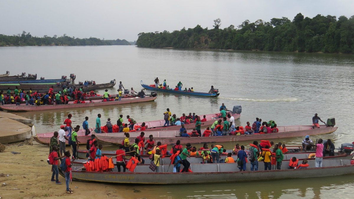 NOUGWIYANN's tweet photo. @AnnickGirardin @Senat #Maripasoula plus grande commune de France et des #colonies et pas de #route, seule moyen de locomotion la #pirogue😰 Faut-il un #Drame pour avoir enfin une route?
#Guyane Bienvenue en #Francolonie🇫🇷😰 https://t.co/vx5FmsDldP