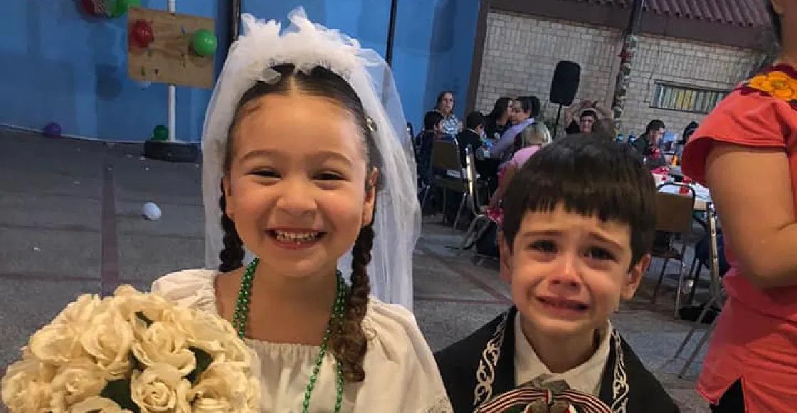 yaparateoficial's tweet photo. Continuamos con #LasMañanerasDeYaPárate

¿Te recuerda a alguien? las reacción opuesta de estos niños durante su boda en una kermés se vuelve viral... 💍

#MePongoDeGenioCuando 
#YaPárateHorario 07:30 a 08:00 a.m. ⏰
#YaPáratePodcast https://t.co/KLY4PWWn1N