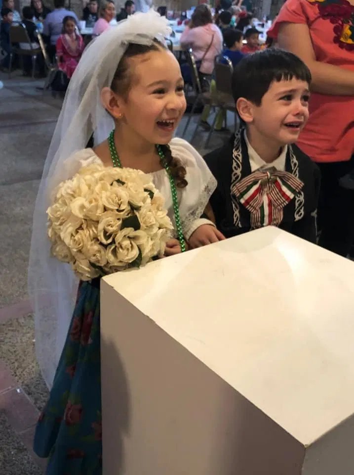 yaparateoficial's tweet photo. Continuamos con #LasMañanerasDeYaPárate

¿Te recuerda a alguien? las reacción opuesta de estos niños durante su boda en una kermés se vuelve viral... 💍

#MePongoDeGenioCuando 
#YaPárateHorario 07:30 a 08:00 a.m. ⏰
#YaPáratePodcast https://t.co/KLY4PWWn1N