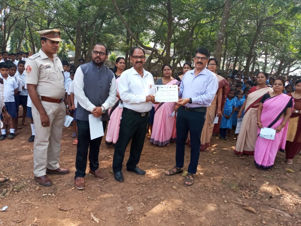 cpbbsrctc's tweet photo. Pledge administered to the students of Nandankanan High School, Bhubaneswar by Shri Sanjeeb Panda, IPS @panda_sanjeeb, Transport Commissioner, Odisha, Cuttack.
#IPledgeToFollowTrafficRules
@CMO_Odisha @SarangiSudhansu @sagarika_nath @odisha_police https://t.co/dPXHHbmkZI