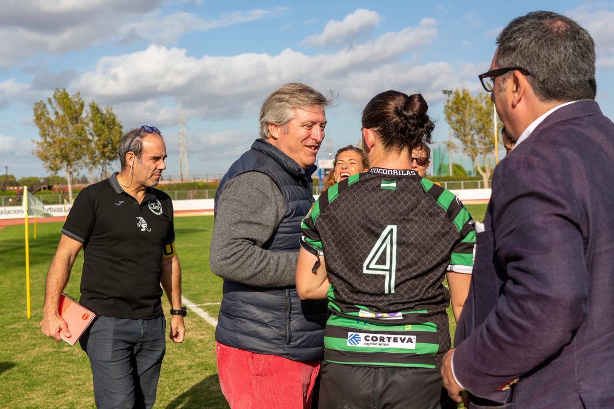 CortevaES's tweet photo. Enhorabuena a las Corteva Cocos @RugbyfemSevilla por su victoria de ayer 🙌 Nuestro Presidente, Manuel Melgarejo, no quiso perderse el partidazo y felicitar personalmente al equipo! https://t.co/CH3zvYYAYk