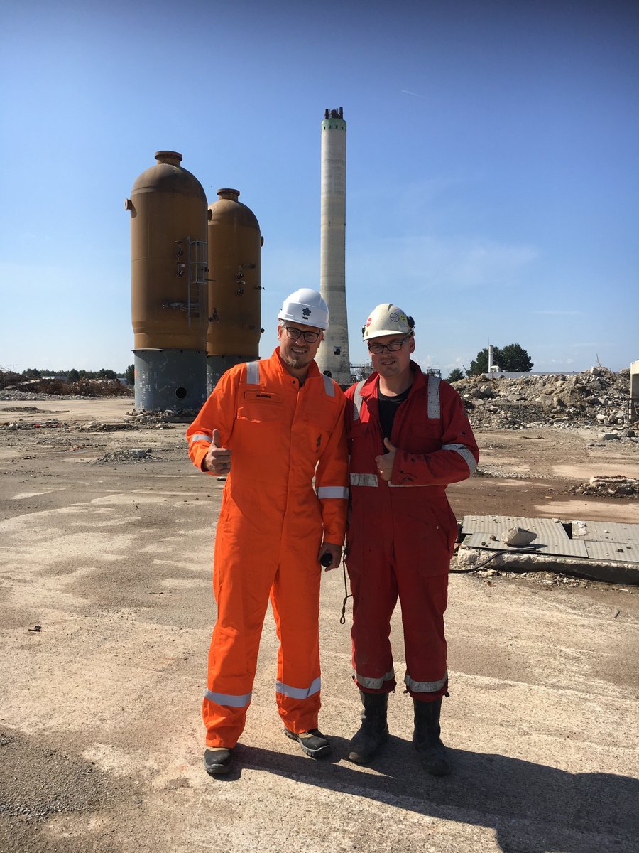 “Een schoolvoorbeeld van hoe zo’n werk moet verlopen”, zegt springmeester Jacob Uittenboogaard (rechts) over de sloop van de fakkel en de schoorsteen op het GZI-terrein. Hij voerde deze klus uit. We stelden hem hier een paar vragen over. Lees het artikel: bit.ly/2OHokpN