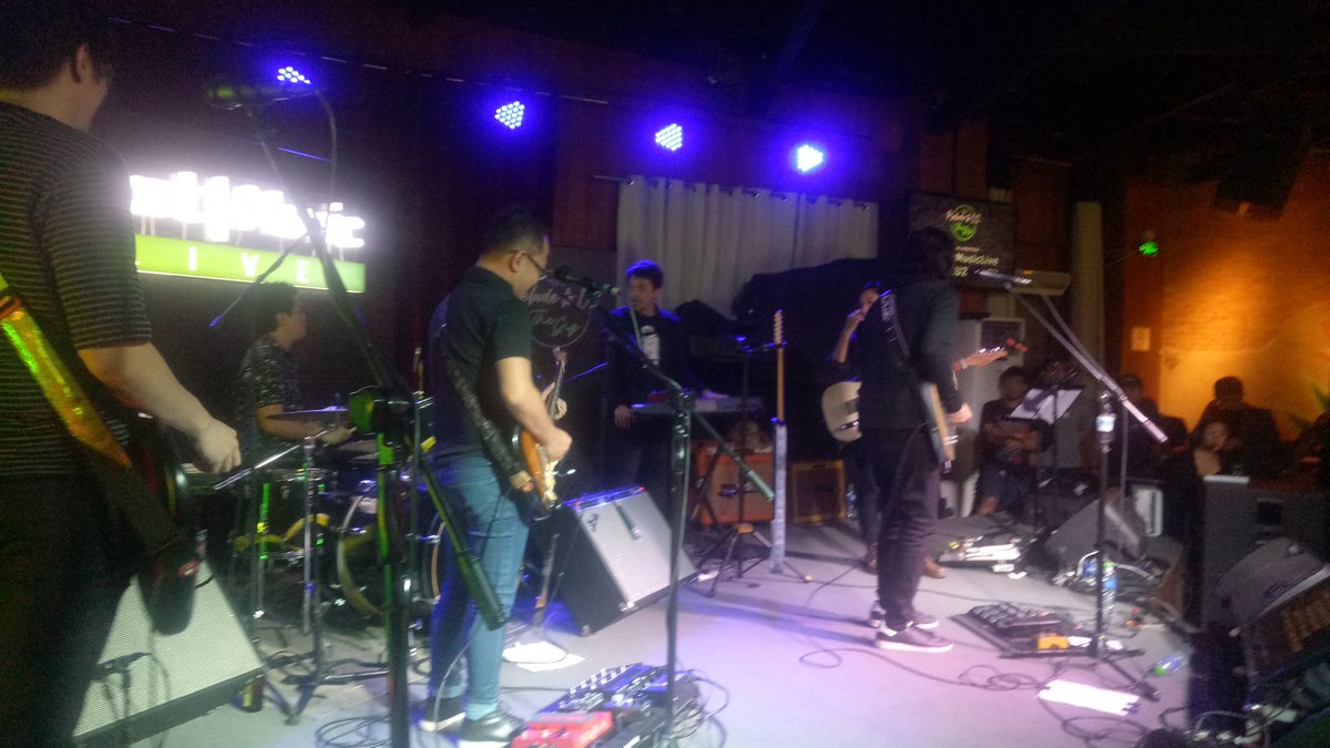 Kevin_Pableo's tweet image. Oh my God they&apos;re playing the greatest hits of U2!!!! GOD BLESS THIS PRELUDE!
#SmartU2TourPH