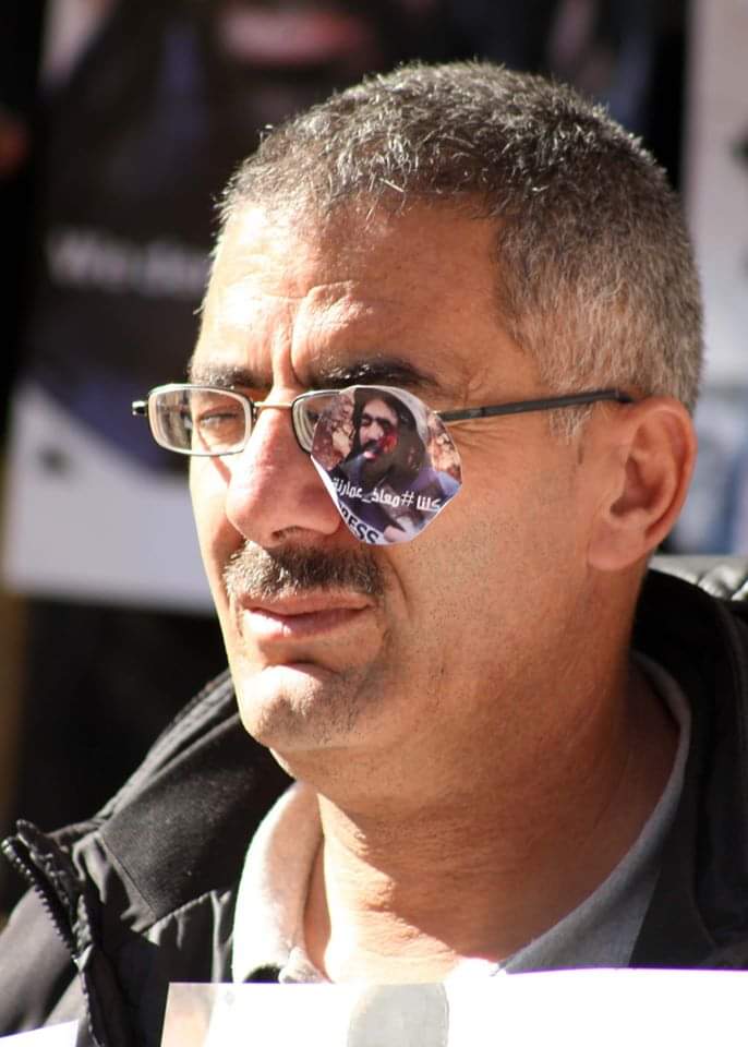 Qudsn_en's tweet photo. Journalists hold a protest in Hebron, south of the West Bank, in support of photojournalist Muath Amarneh, who on November 15 lost his eye when he was shot in the eye by #IOF soldiers while documenting their abuses of Palestinians.
#muatheye https://t.co/f1uPEsoUv9