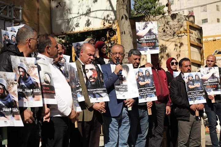 Qudsn_en's tweet photo. Journalists hold a protest in Hebron, south of the West Bank, in support of photojournalist Muath Amarneh, who on November 15 lost his eye when he was shot in the eye by #IOF soldiers while documenting their abuses of Palestinians.
#muatheye https://t.co/f1uPEsoUv9