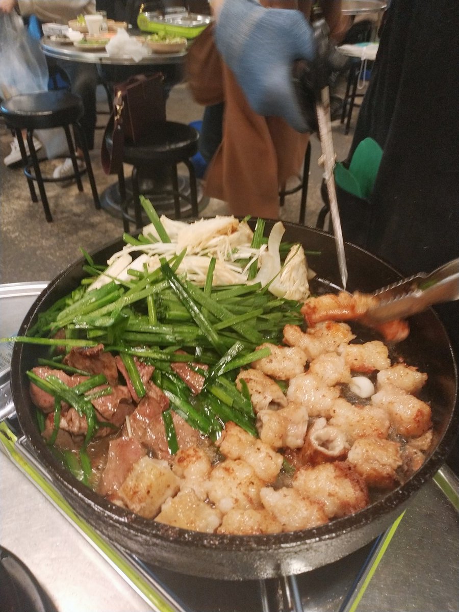 Sphere_rc's tweet photo. ไส้เนื้อวัวย่าง กลิ่นหอมมากกกก 
แต่เหนียวกว่าไส้หมู เคี้ยวกันแบบเปลือง Botox 

ทั้งร้านมีแต่คนเกาหลี คนขายก็พูดอังกฤษไม่ได้
แต่โอเค แปลกดี แต่กลิ่นนี่หอมมากจริงๆ

มาเลยไม่ยากอยู่ตรง ร้าน 신림황소곱창 #Sillim station ทางออก 5 #รีวิวเกาหลี #ไส้ย่างเกาหลี https://t.co/DW1OKIxhQi