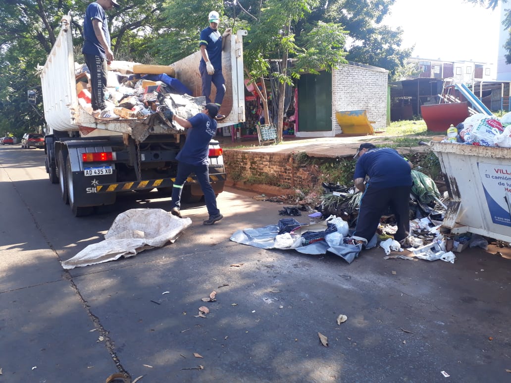 Apoyoygestion1's tweet photo. Tarea de recolección de residuos en villa  Cabello @muniposadas 
#GestionJoaquinLosada https://t.co/GvBvlhaueY