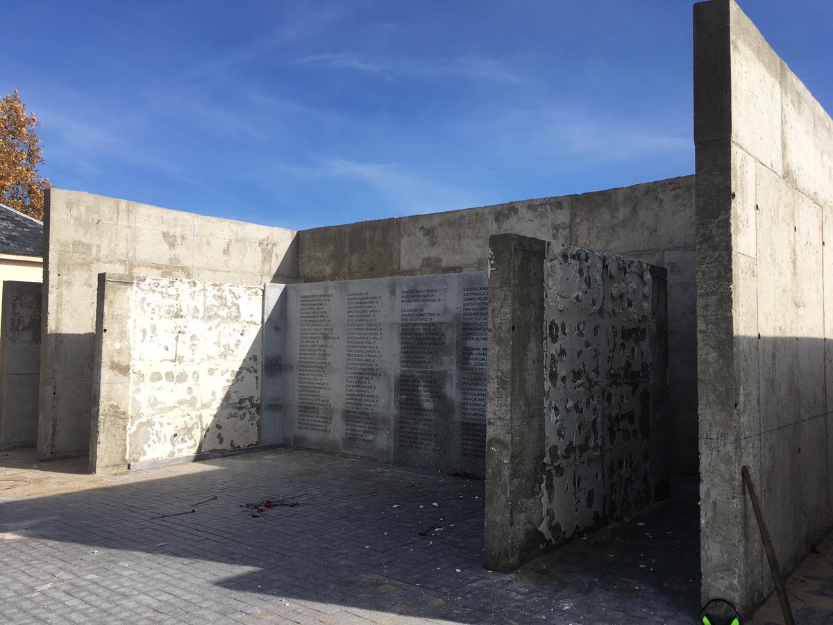 martagomezlahoz's tweet photo. Los familiares de los fusilados en el cementerio del Este tuvieron que esperar 80 años por un Memorial. Hoy, el gobierno del Ayuntamiento de Madrid del PP y Cs, con el apoyo de Vox, vuelve a reabrir sus heridas arrancando los nombres de sus seres queridos.

Vergüenza y pena https://t.co/0VjeWayOlz