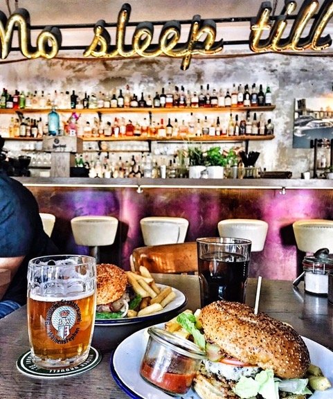 Burger + Bier? Perfekte Kombo! #weihenstephaner #weihenstephan #beerme #beer #bier