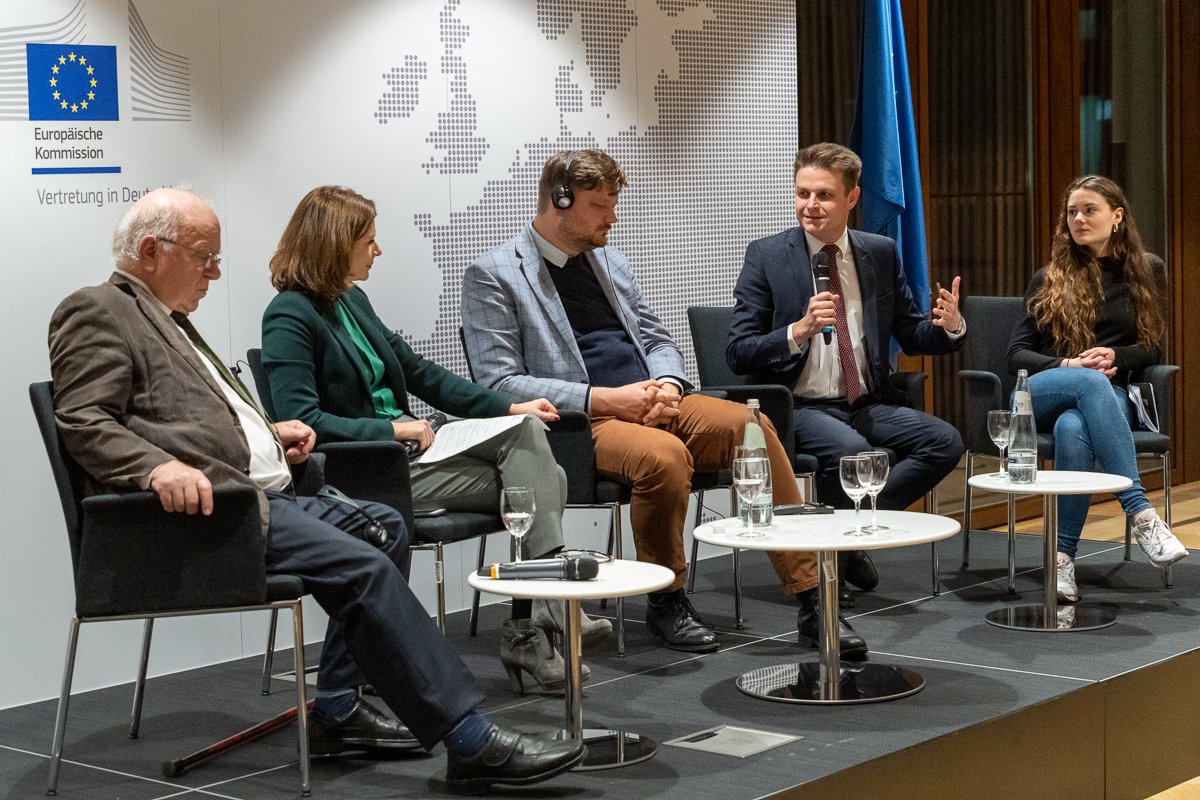 EABBerlin's tweet photo. Die #EuropäischenFreiheitswochen anlässlich des 30-jährigen #Wende-Jubiläums endeten letzte Woche mit einem spannenden länder- und generationsübergreifenden #Talkabend. 
https://t.co/MNR8t8pBse 
#Europa #Berlin #Freiheit #EAB https://t.co/sa497PJgsk