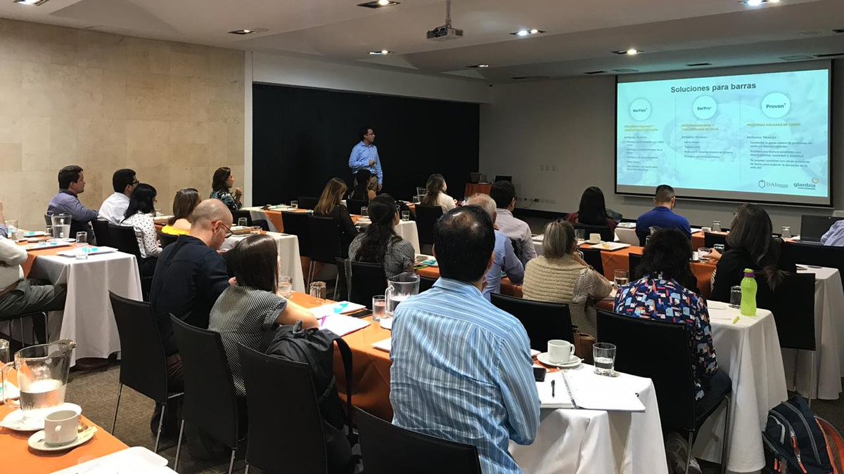 camaracali's tweet photo. #Macrosnacks | Ahora, Iván Contreras, Dir. Comercial de #BAltman, presenta a los asistentes a la Jornada Técnica, su intervención "Tendencias de proteínas en barras y meriendas". https://t.co/jGF0FkAqlT