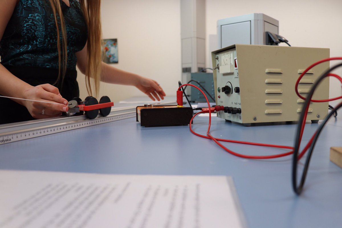 MarnixTTO's tweet photo. 11 December 15.00 uur: ik kom kijken: Marnix Tweetalig Science.
Wil jij weten hoe het zit met de bèta vakken als je tweetalig onderwijs op het Marnix volgt?

Kom dan naar het Marnix voor een lesje Wiskunde, Biologie, Natuurkunde, Scheikunde of Techniek. #TTO #Marnixcollege #Ede https://t.co/JyOsVAESlW