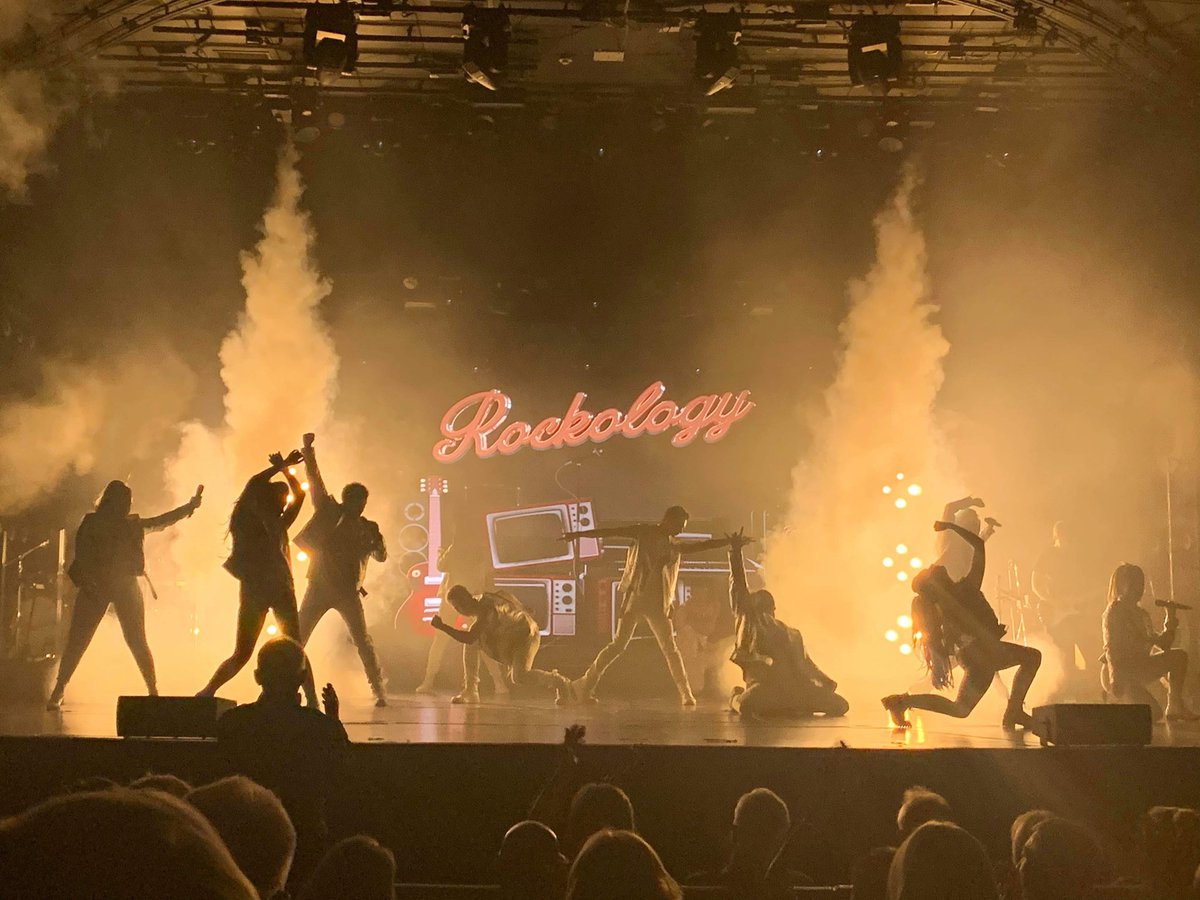 tedgroup's tweet image. Completing install with our Marella Explorer Show Cast 3! 😍

Four months after starting rehearsals 😯👏 all 12 shows are live. 

#weareted | #MondayMotivation