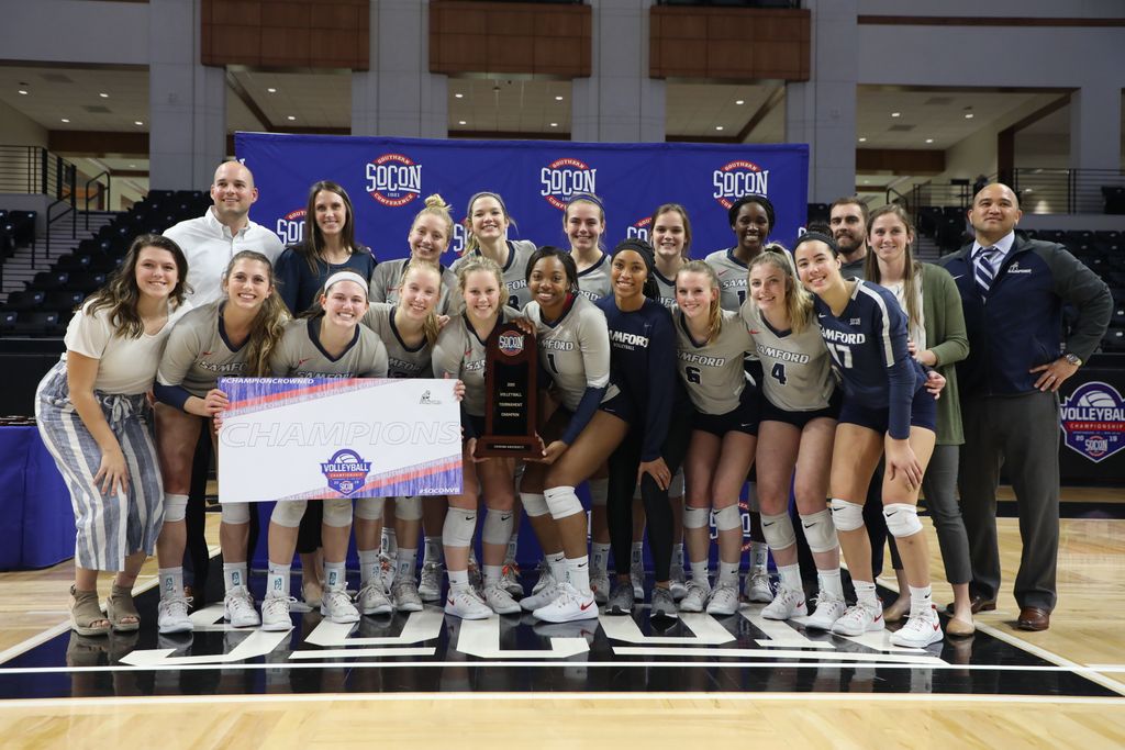 SoConSports's tweet photo. Happy Monday morning from the 2019 #SoConVB Champions! 😁 🏐 🏆 https://t.co/YEWaQaLJAk