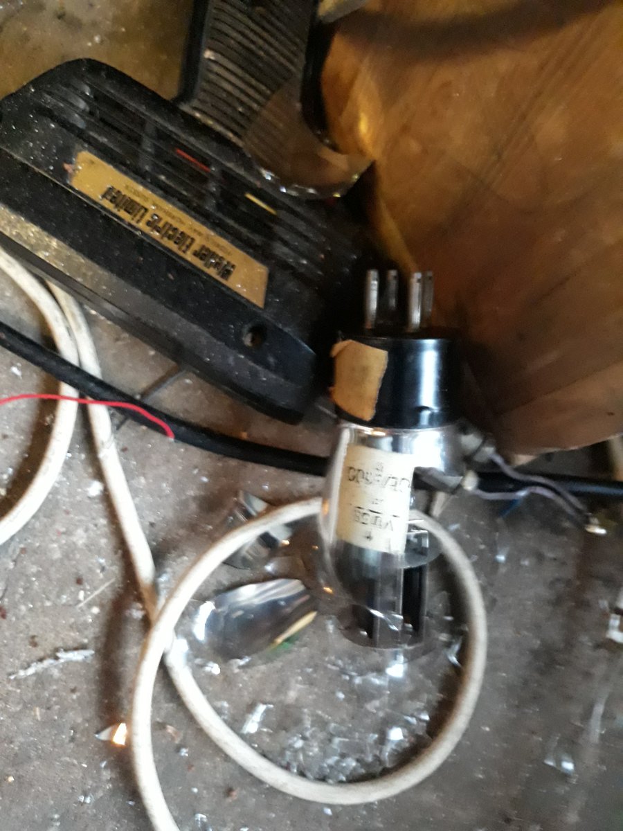 RushRadioTweets's tweet photo. Oops. "Boff! Tinkle, tinkle." That's the sound you hear when you drop a valve on the floor. Slighly louder than sound of flushing £20 down the drain! https://t.co/ovG1gb31g4