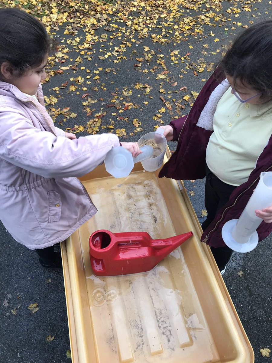 StAlbansSchool1's tweet photo. This afternoon, blwyddyn 3 are exploring measurements. Today we are focusing on measuring liquids using ml and L. Ardderchog pawb!🙂 #SACPSY3 #SACPSMATHS https://t.co/UmGmjvk5UU