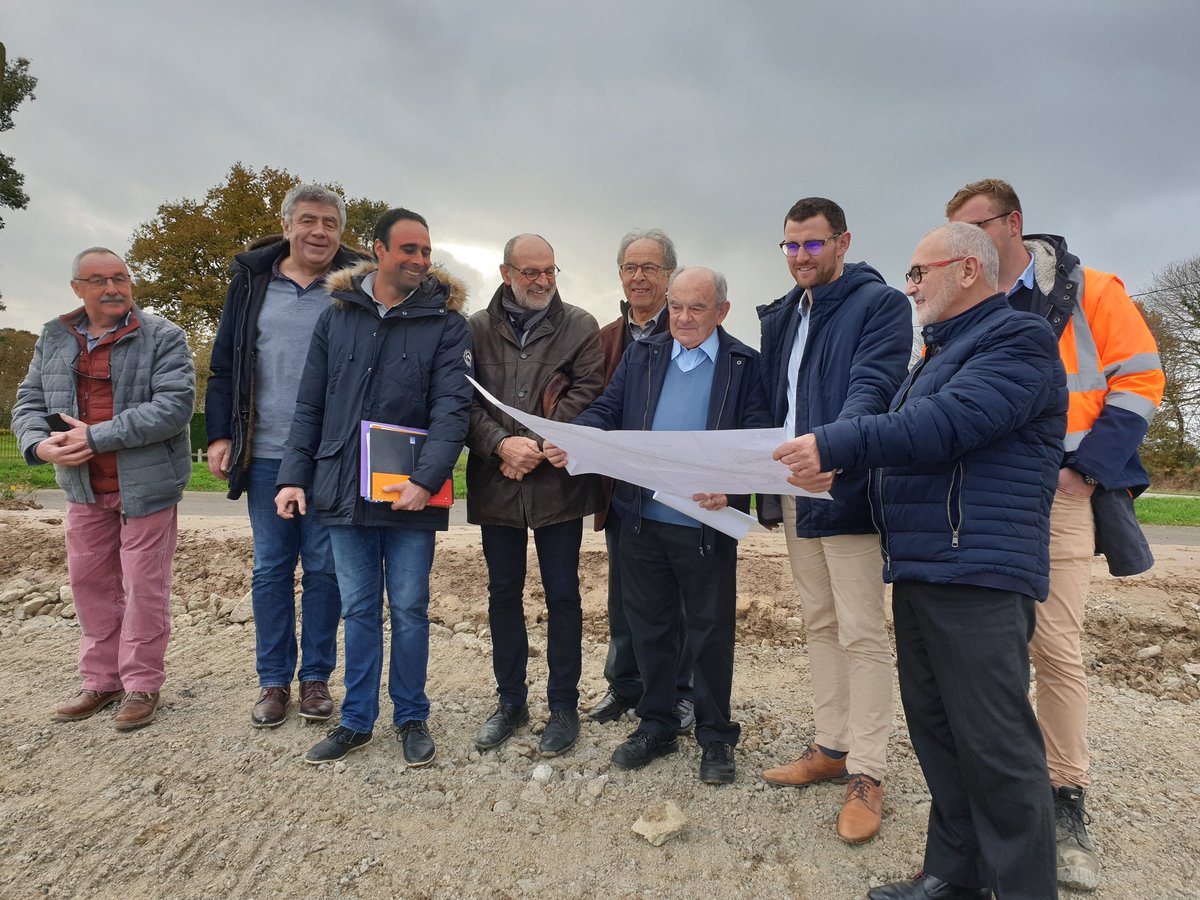 DinanAgglo's tweet photo. @DinanAgglo et @cotesdarmor22
s'engagent dans la restructuration de l'anneau cycliste de Pleslin-Trigavou. Les travaux ont débuté mi-novembre pour quatre semaines et permettront aux cyclistes de pratiquer sur une piste de 927 mètres entièrement fermée 🚴‍♂️ #sport #équipement https://t.co/H4a306IyJS