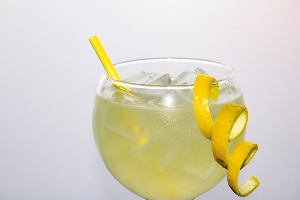 gi_spirit_group's tweet photo. 88 Lemon Sherbet:
•Double shot x 88 Gin
•Juice from 1 x Lemon
•Simple Syrup
Shake over ice
•Top with Bitter Lemon

Give it a try and tag us in your cocktails!

Shop 88 Gin on @masterofmalt now!

#ginuk #lemonsherbet #gincocktails #lemoncocktail #cocktaillover #gingin https://t.co/WggKgQERhL