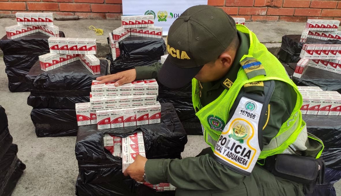 PoliciaAduanera's tweet photo. En #Bucaramanga con @FND y #CIC2CL propinamos duro golpe a la informalidad. Aprehendidas 30.000 cajetillas de cigarrillos de #Contrabando; la ilegal comercialización de este producto, afecta el recaudo de rentas departamentales que benefician y auspician la salud y educación. https://t.co/MOKJUq4Qn9