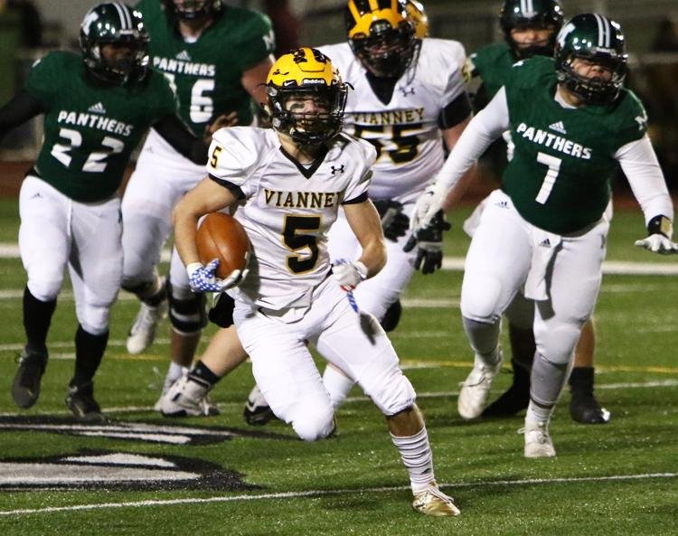 VianneyFootball's tweet photo. Congrats to #5 Jr. RB Cannen Barcom on earning 1st Team MCC All-Conference honors at RB! Great job! @vianneygriffins https://t.co/XWlhxlKW2H