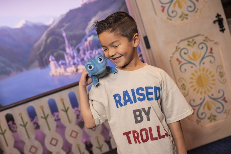 Keep The Disneymagic ディズニー パークでは アナと雪の女王2にインスパイアされた服装を身に纏った姉妹に出会えます エプコットやカリフォルニア アドベンチャー 香港ディズニーランドで未知の旅へと誘ってくれます ディズニーランド パリでは Keep The Disneymagic ディズニー パークでは アナと雪の女王2にインスパイアされた服装を身に纏った姉妹に出会えます エプコットやカリフォルニア アドベンチャー 香港ディズニーランドで未知の旅へと誘ってくれます ディズニーランド パリでは