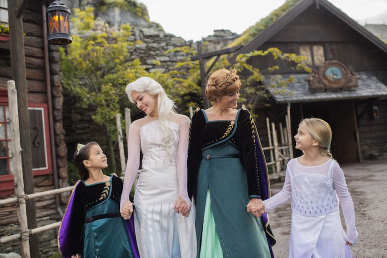 Keep The Disneymagic ディズニー パークでは アナと雪の女王2にインスパイアされた服装を身に纏った姉妹に出会えます エプコットやカリフォルニア アドベンチャー 香港ディズニーランドで未知の旅へと誘ってくれます ディズニーランド パリでは Keep The Disneymagic ディズニー パークでは アナと雪の女王2にインスパイアされた服装を身に纏った姉妹に出会えます エプコットやカリフォルニア アドベンチャー 香港ディズニーランドで未知の旅へと誘ってくれます ディズニーランド パリでは